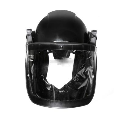 Zwarte beschermhelm met geïntegreerd transparant vizier en flexibele nek- en gezichtsbedekking, voorkant zichtbaar