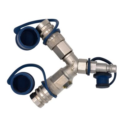 Metallisches Dräger Atemschutz Verteilerstück mit drei Anschlüssen und blauen Schutzkappen auf weißem Hintergrund